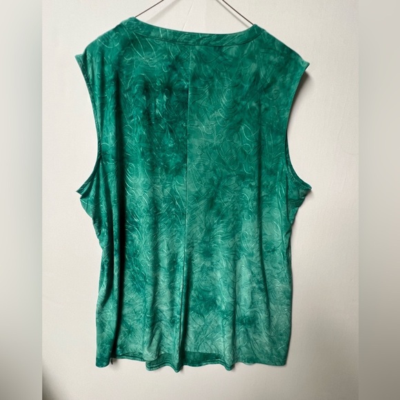 NEW DIRECTIONS CURVY.  SHADES OF GREEN RAISED DESIGN. SIZE 2X  SLEEVELESS TOP - Picture 8 of 11